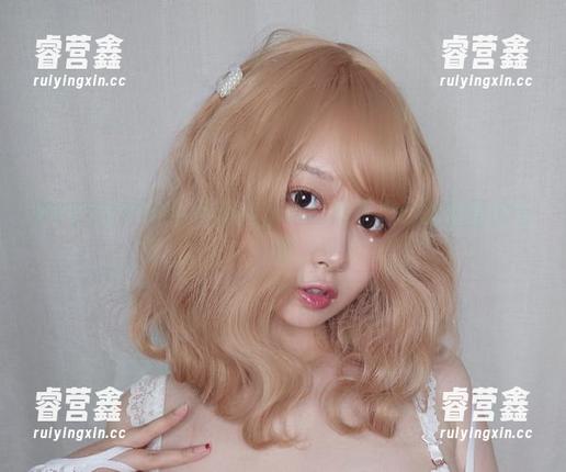 PAKI草莓酱的JK黑丝合集：照片里闪烁的青春气息