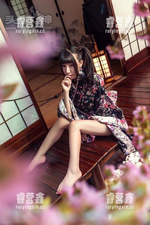 TouTiao头条女神 - 小热巴的图包分享：看这个套装，我又想去参加剧情反转的喜剧了！