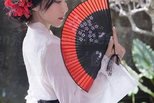 Xiuren秀人网 – sophie余冰修女的私拍原图：要成为她的‘信徒’才行哦！