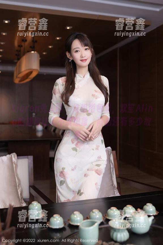 Xiuren秀人网-双笙Alina Xiuren秀人网 - 这组图包里,双笙Alina的旗袍让人不禁想象,背后还有多少故事。