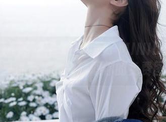 Xiuren秀人网 – 在糯美子MINIbabe的泳池里沉浸：快来领取你的免费图包！