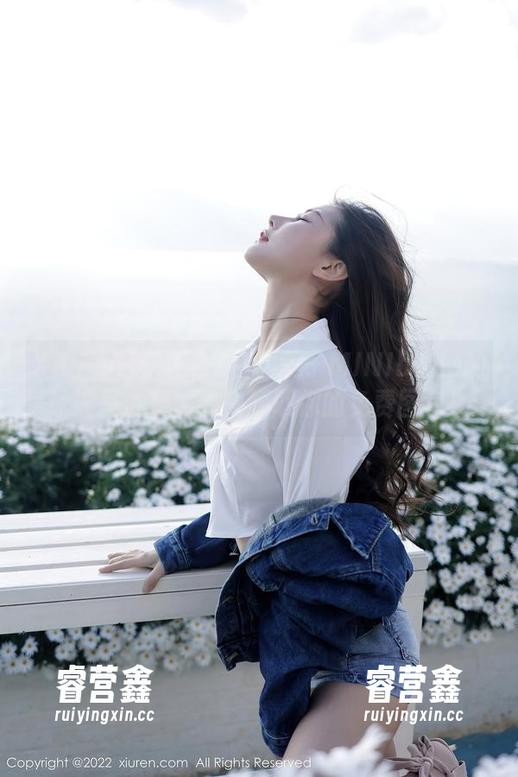 Xiuren秀人网-糯美子MINIbabe Xiuren秀人网 - 在糯美子MINIbabe的泳池里沉浸:快来领取你的免费图包!