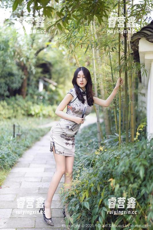 YouMi尤蜜荟-白露小猪 YouMi尤蜜荟 - 狂欢!白露小猪更新的黑丝写真,准备好迎接这个秋季的叠加魅力了吗?