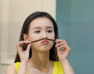 克拉女神 – 黑色梦境：周迪作品中的神秘魅力与闪烁光芒