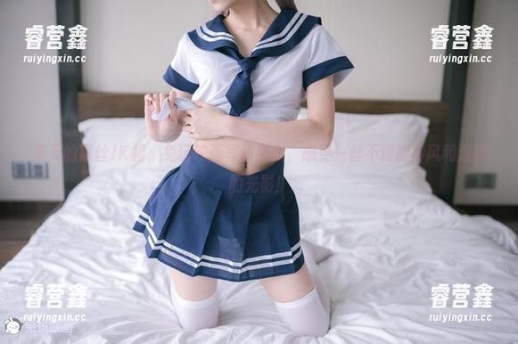 冬天的黑丝JK裙，兔玩映画写真更新，感受一丝不羁的冷风和温暖的光影！