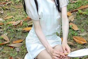 初夏女神 – 安妮水手服资源：她简直把阳光都穿在身上，让我热得发烫。
