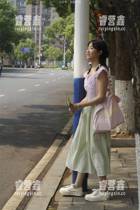初夏女神 - 穿上白衬衫，成为柒柒：免费图包送你一份时尚灵感！