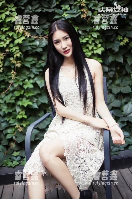 头条女神 - 了解一下！萌琪琪的粉色写真集，光影、姿态和那种……咳，反正有种说不清的感觉