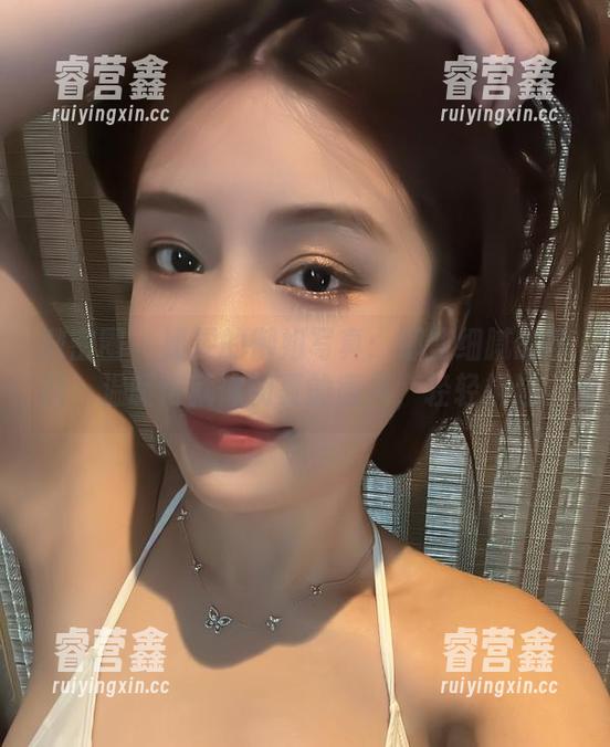 奶雯 微密圈 - 奶雯的御姐写真:那些细腻的瞬间,温暖得就像初夏的微风,轻轻拂过。