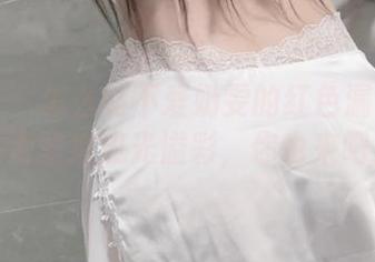 微密圈 – 怎么能不爱奶雯的红色漏背裙？高清壁纸流光溢彩，你也来吧！