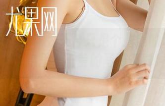 尤果网 – 你以为天台只是个拍照的地方？不，这里是王莹的写真派对！