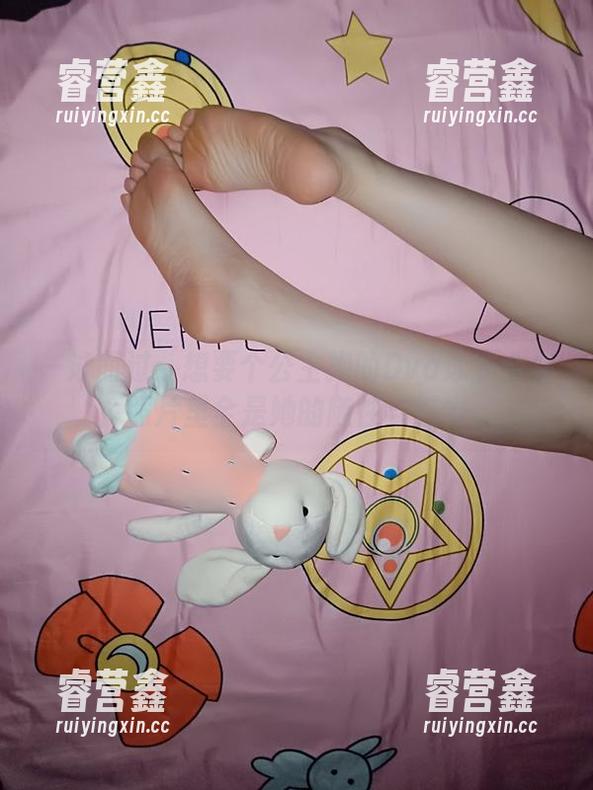 想要个公主抱 一泳而过:想要个公主抱的Dva泳衣合集,照片里全是她的随性与魅力。