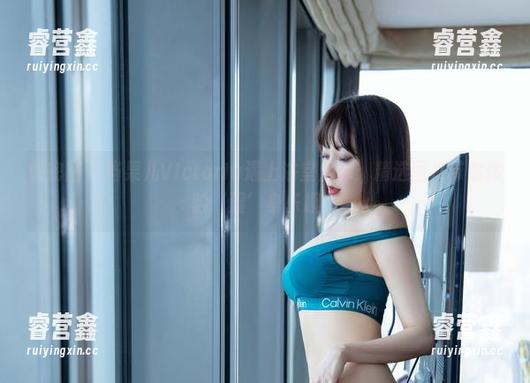 果儿Victoria 微密圈 - 当果儿Victoria遇上浴室足球:精选图片带你体验‘湿’身乐趣!