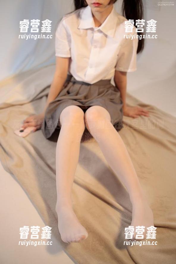 森萝财团 灰丝美脚图包——森萝财团在教室里的调皮游戏