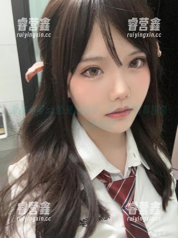 跟随洛可ss的光影脚步，黑吊带写真图集，让心跳加速
