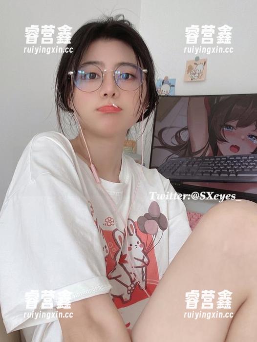 眼酱大魔王w 最新图册:眼酱大魔王w给空姐肉丝加了点调料,甜蜜又火辣!