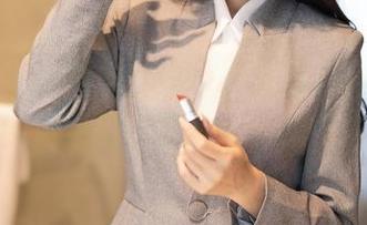 秀人网 – 不想错过抖娘利世旗袍的精彩图片，毕竟我们都是只借光的小狐狸！