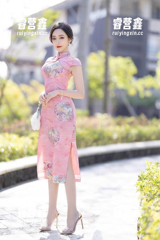 秀人网-李雅柔 秀人网 - 李雅柔裸足揭秘:美图中的静谧瞬间和神秘图包