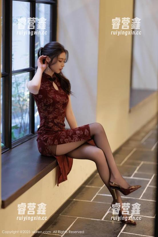 秀人网-杨晨晨 秀人网 - 原图来袭!杨晨晨短裤写真,似乎肆意洒脱又耐人寻味。