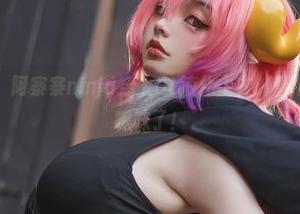 私拍瞬间：阿寨寨ninja穿上OL液化上衣，整个办公室都暧昧了！