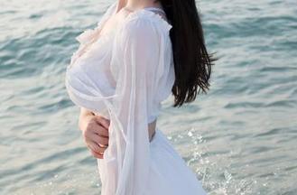 魅妍社 – 往泳池里跳：丽Yovi写真图包的奇妙潜入