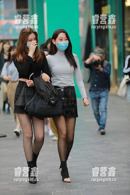 魔镜街拍-婷婷 魔镜街拍 - 让寒风自愧不如:婷婷的肉丝圣诞美人合集,冬日里的致命诱惑
