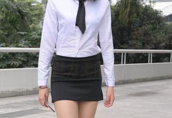 魔镜街拍：白色制服女神，从原图看她的魅力无限！